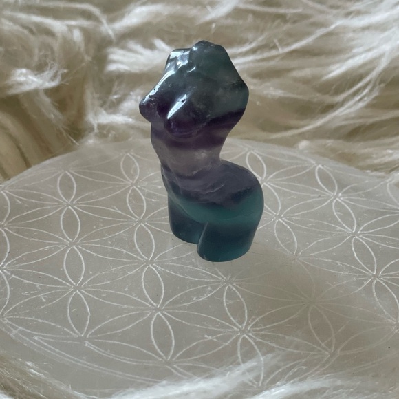 Small fluorite women’s goddess body carving - Picture 5 of 8